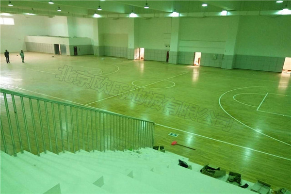 �Ĵ��\(y��n)��(d��ng)ľ�ذ壺��֦��ĳ�W(xu��)У�\(y��n)��(d��ng)�^�ذ尸��