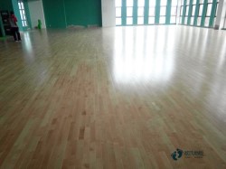 籃球場(chǎng)水泥地和木地板有什么區(qū)別